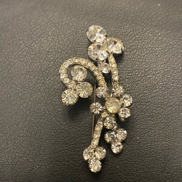 Rhinestone Brooch Silver-Tone Metal Floral Design Vintage Jewelry Fashion - Picture 1 of 6